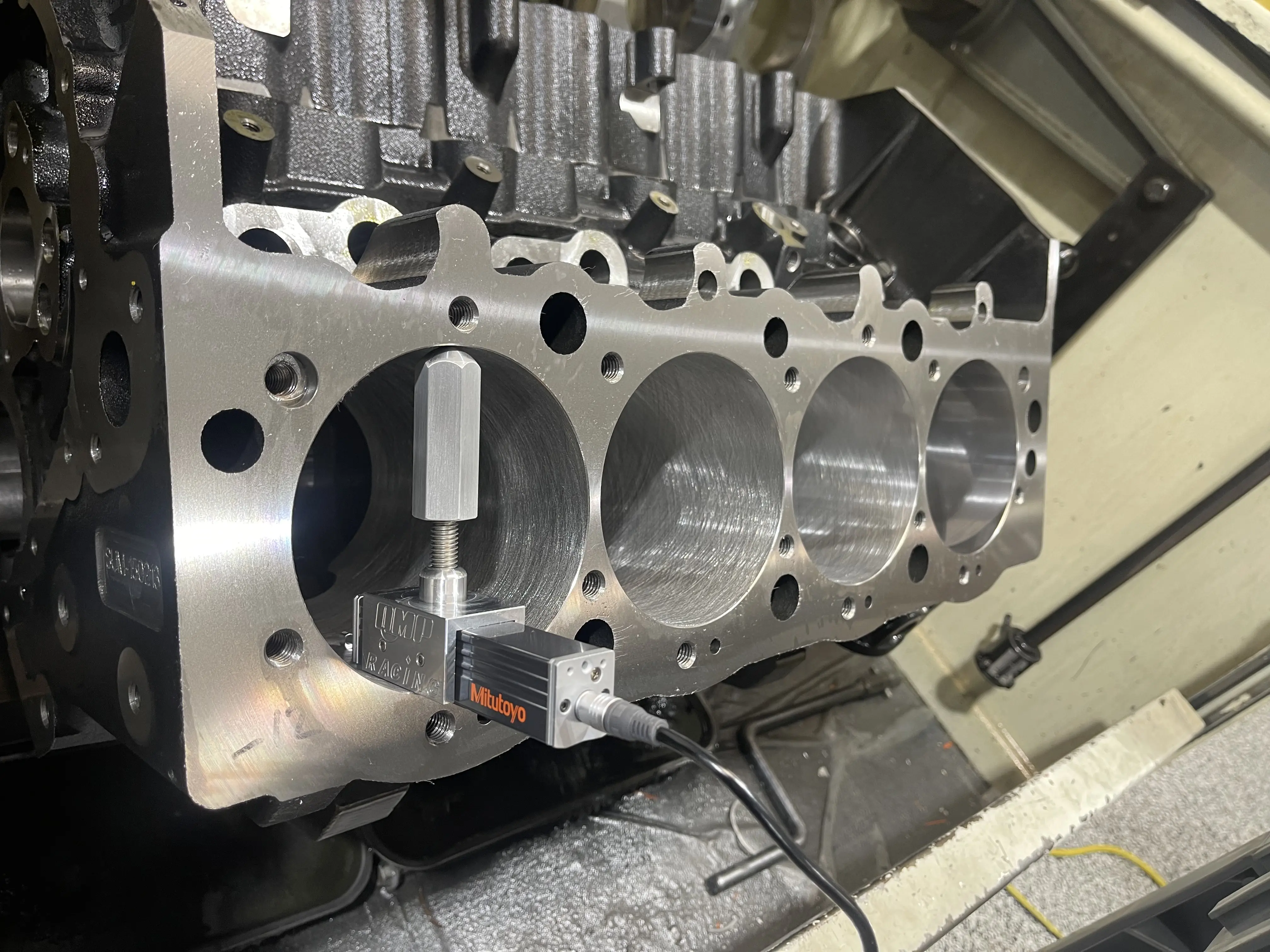 Cylinder honing in the machine shop
